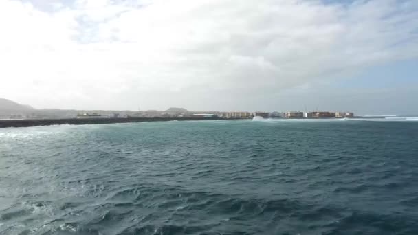 西アフリカ沿岸のカナリア諸島の一つランサローテ島で撮影された海のボートから取られた波とスプラッシュ — ストック動画