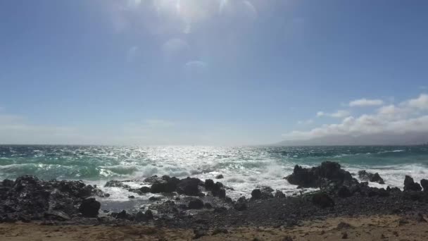西アフリカ スペイン沖のカナリア諸島の一つランサローテ島の海岸線とビーチで岩に衝突する波 — ストック動画