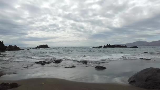 Κύματα Συντρίβονται Βράχο Στην Ακτογραμμή Και Την Παραλία Του Lanzarote — Αρχείο Βίντεο