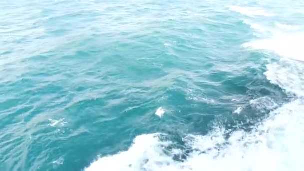西アフリカ沿岸のカナリア諸島の一つランサローテ島で撮影された海のボートから取られた波とスプラッシュ — ストック動画