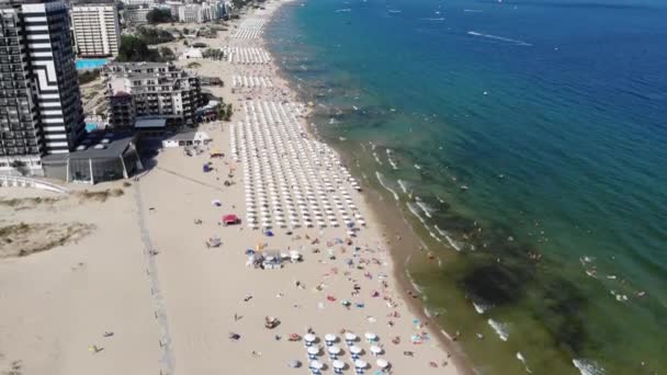サニービーチのエリアでブルガリアの美しい海岸線の空中映像は ドローンで撮影しました — ストック動画