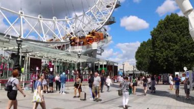 Londra İngiltere 1. Ağustos 2020: Londra Göz Milenyum Tekerleği için kuyruğa giren insanlar, Thames Nehri 'nin Güney Kıyısı' nda 2020 salgınından sonra ilk kez açılan kantilli gözlem çarkı