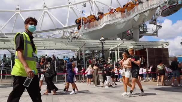 London Aug 2020 Mensen Rij Voor London Eye Millennium Wheel — Stockvideo