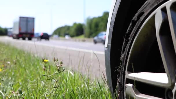 Ein Auto Mit Reifenplatzer Nach Einem Großen Schlag Auf Der — Stockvideo