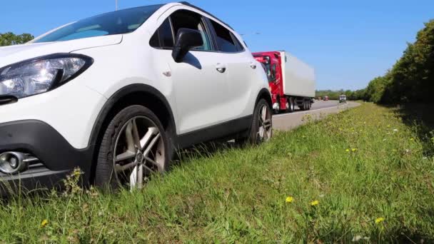 Leeds Sierpnia 2020 Samochód Przebitą Oponą Dużym Uderzeniu Autostradzie Dużą — Wideo stockowe