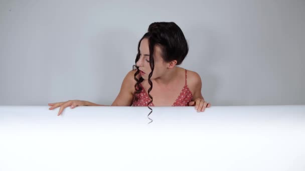 Eine Attraktive Frau Mit Langen Braunen Haaren Blickt Über Ein — Stockvideo