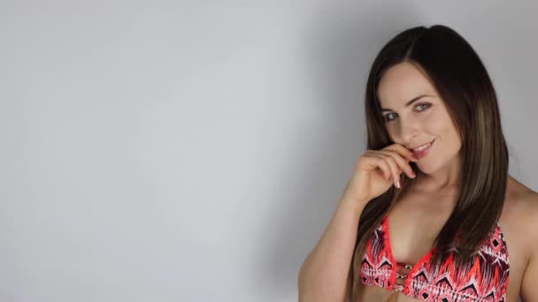 Приваблива Жінка Барвистому Бікіні Літо Виглядає Сексуальною Спокусливою Літній Час — стокове відео