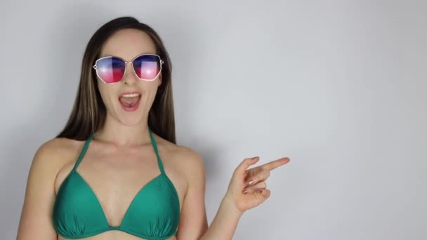 Atraktivní Mladá Štíhlá Sexy Žena Zelených Bikinách Bez Slunečních Brýlí — Stock video