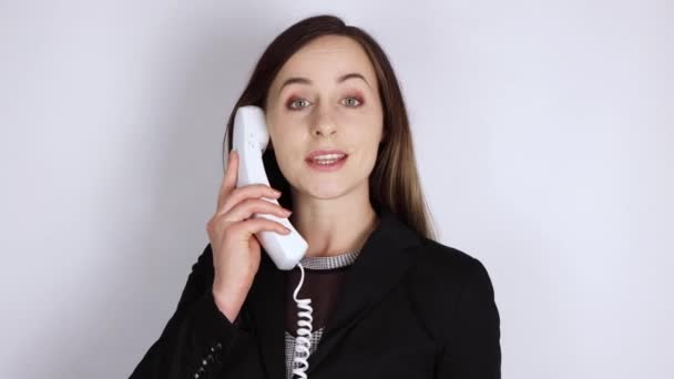 Młoda Kobieta Garniturze Biznesowym Odbiera Telefon Flirtuje Romantycznie Nad Koncepcją — Wideo stockowe