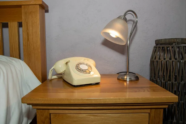 Vecchio Telefono Stile Retrò Color Crema Comodino Con Una Lampada — Foto Stock