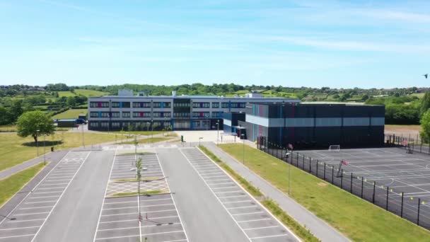 2020年5月29日 ホワイトクリフマウント小学校の空中ドローン写真 晴れた夏の日に英国の学校の建物の空中写真を示す — ストック動画
