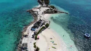 Nassau yakınlarındaki Bahamalar 'daki İnci Adası' nın hava aracı görüntüleri tropikal adanın kumsalını ve deniz fenerini ve güzel, yeşil, berrak okyanus suyunu gösteriyor..