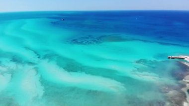 Little Stirrup Cay ya da CocoCay, Bahama 'daki güzel tropikal kumsalın insansız hava aracı görüntüleri. Bu Royal Caribbean Cruises' un Berry Adaları 'ndan biri..