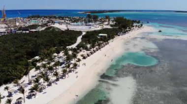 Little Stirrup Cay ya da CocoCay, Bahama 'daki güzel tropikal kumsalın insansız hava aracı görüntüleri. Bu Royal Caribbean Cruises' un Berry Adaları 'ndan biri..