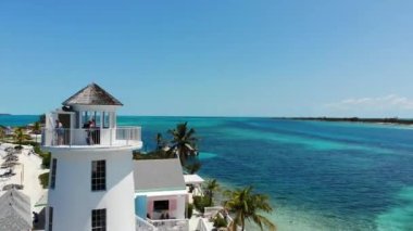 Nassau yakınlarındaki Bahamalar 'daki İnci Adası' nın havadan çekilmiş görüntüleri adanın inanılmaz tropikal adasının sahil ve deniz fenerini ve adanın etrafındaki berrak mavi okyanus sularını gösteriyor.