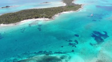 Nassau yakınlarındaki Bahamalar 'daki İnci Adası' nın hava aracı görüntüleri tropikal adanın kumsalını ve deniz fenerini ve güzel, yeşil, berrak okyanus suyunu gösteriyor..