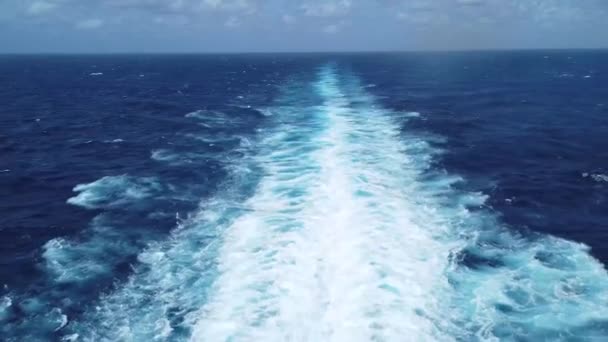 从一艘穿越大西洋的大船的后部拍摄的图像显示了蓝色的天空和美丽的蓝色海 — 图库视频影像