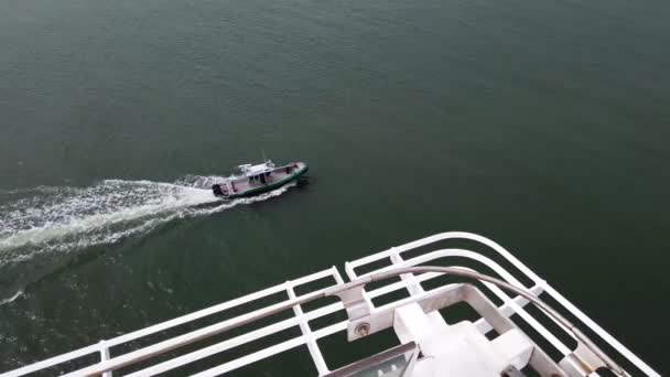 Αστυνομία Sheriff Βάρκα Μετά Από Ένα Μεγάλο Κρουαζιερόπλοιο Στον Ωκεανό — Αρχείο Βίντεο