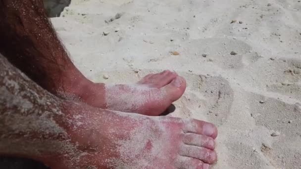 Мани Грають Піском Піщаному Пляжі Під Час Сімейних Канікул Біля — стокове відео
