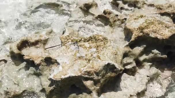 Повільний Рух Чистої Води Океані Врізається Каміння — стокове відео