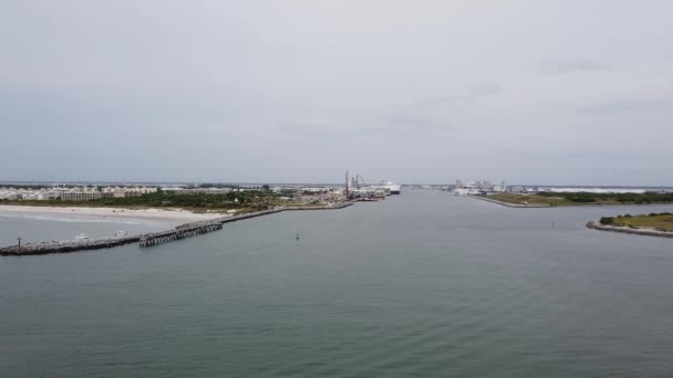 Crucero Línea Oceánica Que Viaja Por Pequeño Río Día Nublado — Vídeos de Stock