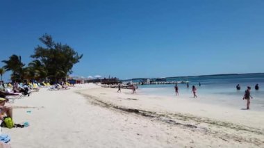 CocoCay, Bahamalar 11 Nisan 2019: Little Stirrup Cay veya Coco Cay, Bahama 'daki güzel tropikal plaj, Royal Caribbean Cruises' ın sahil gezilerindeki insanları gösteren bir parçasıdır..
