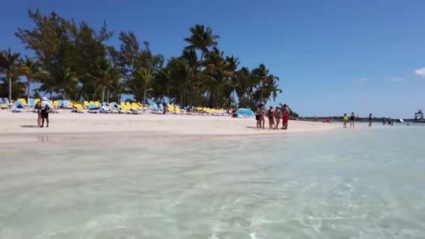 Cococay バハマ11 4月2019 リトル スターループ ケイまたはココ バハマの美しい熱帯ビーチは ビーチで人々を示すロイヤル カリブ海クルーズのベリー諸島の一部です — ストック動画