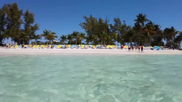 2019年4月11日 巴哈马科科凯 巴哈马小斯特鲁普礁 Little Stirup Cay 或科科凯 Cococay 美丽的热带海滩 是皇家加勒比游轮的贝里群岛的一部分 — 图库视频影像