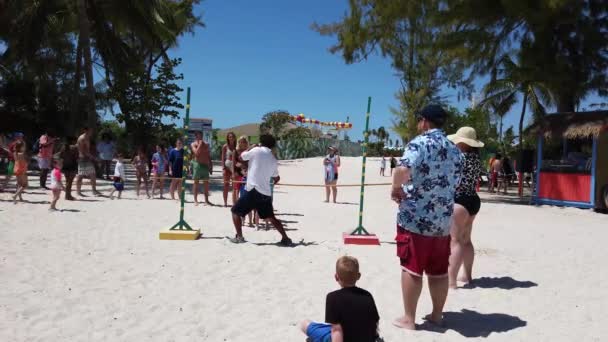 Cococay Bahamy Kwietnia 2019 Ludzie Tańczący Limbo Pięknej Tropikalnej Plaży — Wideo stockowe