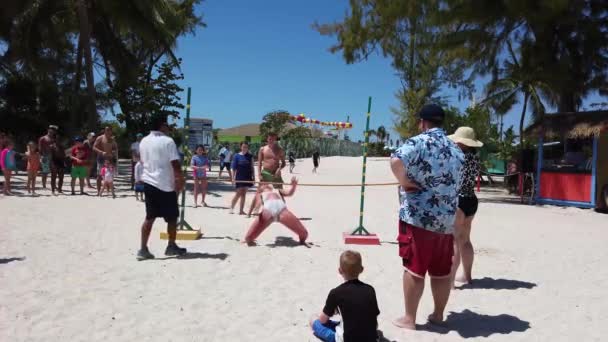 2019年4月11日 巴哈马科科凯 在巴哈马的小斯特鲁普礁 Little Stirup Cay 或可可礁 Coco Cay 人们在美丽的热带海滩上跳轻便舞 — 图库视频影像