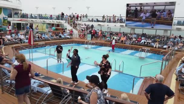 巴哈马拿骚 2019年4月12日 人们在皇家加勒比游轮上玩得很开心 在船上的游泳池里 人们和家人在船尾放着一个大电视屏幕播放视频 — 图库视频影像
