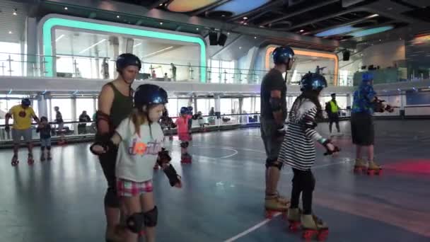 바하마 2019 사람들 카리브 유람선에서 부모님 아이들 롤러스케이트를 타거나 레이딩을 — 비디오