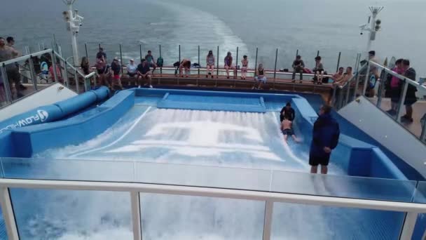 巴哈马2019年4月14日 人们在游轮上冲浪 看到人们在船尾的模拟器上冲浪 — 图库视频影像