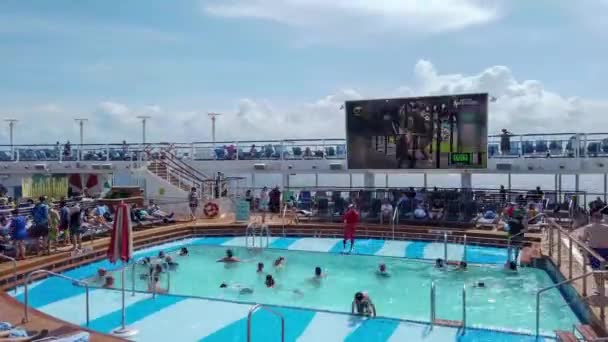 ナッソーバハマ2019年4月14日 ロイヤル カリブ海巡航客船のタイムラプス映像 ボートに乗っている人たちがプールで楽しんでいる様子を — ストック動画