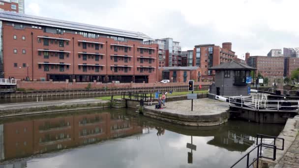 Filmación Zona Centro Ciudad Leeds Conocido Como Leeds Dock Día — Vídeo de stock