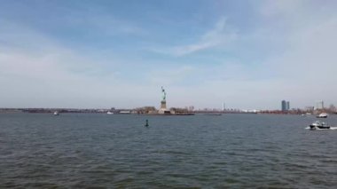 ABD 'nin New York şehrindeki Özgürlük Anıtı ABD' deki nehri gösteriyor.