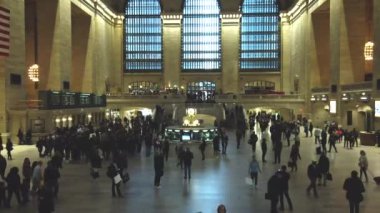 New York ABD, 8 Nisan 2019: New York 'taki ünlü büyük merkez istasyonunun görüntüsü, tren istasyonundaki insanlarla dolu bir günü gösteriyor.