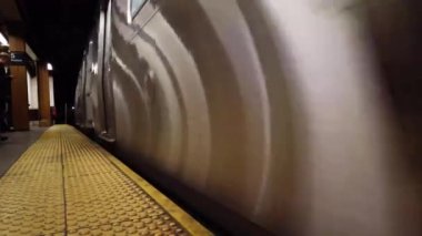 New York ABD, 8 Nisan 2019: Yeraltı tren istasyonlarında seyahat eden ünlü New York metrosu.
