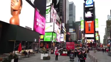 New York, ABD, 8 Nisan 2019: New York City 'de Time Square Manhattan' da Mac, Disney Store, Forever 21 ve daha fazla turistin reklam panolarını, trafik ve turistleri gösteriyor..