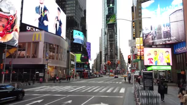 美国纽约州 2019年4月8日 纽约市曼哈顿上城时代广场的影像 展示广告牌 交通和游客 并附有麦当劳和更多顶级品牌的标志 — 图库视频影像