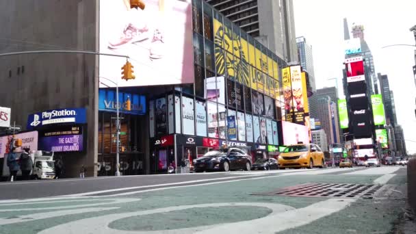 ニューヨークUsa 2019年4月8日 ニューヨーク市内のマンハッタン上のタイムスクエアの映像には Lion King Skechersなどの看板があり 観光客が表示されます — ストック動画