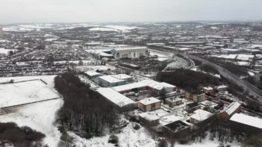 Leeds, West Yorkshire, İngiltere 'deki Elland Road futbol stadyumunun hava görüntüleri, kışın kar altında Beeston köyündeki Leeds United Futbol Kulübü' nün evi.