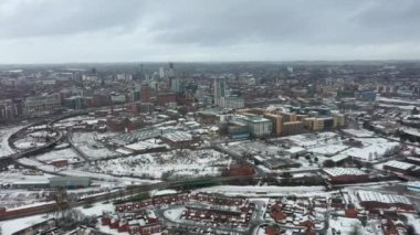 Batı Yorkshire 'daki Leeds şehir merkezinin hava görüntüleri. Bridgewater Place apartmanının yanında kar ve kış saatlerinde Leeds Tren İstasyonu' nun yanında.