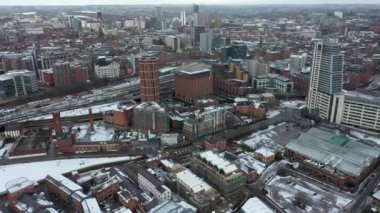 Batı Yorkshire 'daki Leeds şehir merkezinin hava görüntüleri. Bridgewater Place apartmanının yanında kar ve kış saatlerinde Leeds Tren İstasyonu' nun yanında.