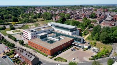 İngiltere 'nin Wakefield kentindeki Pontefract köyündeki Pontefract Hastanesi' nin güneşli bir yaz gününde çekilmiş hava görüntüleri hastaneyi ve gökyüzünde mavi gökyüzü beyaz bulutlarını gösteriyor.