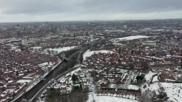 Letecký Záznam Zasněženého Dne Městě Leeds Velké Británii Ukazující Řady — Stock video