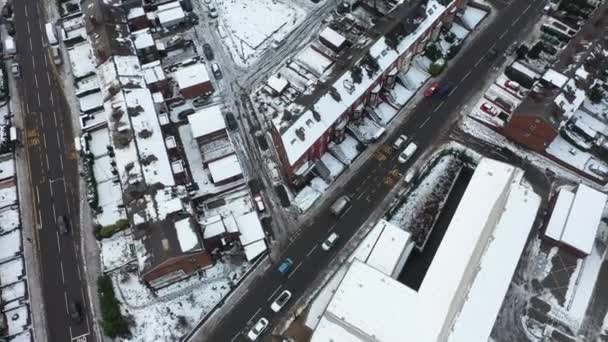 英国利兹市雪天的空中录像 显示了冬季贝斯顿村一排屋顶被雪覆盖的露台房屋 — 图库视频影像