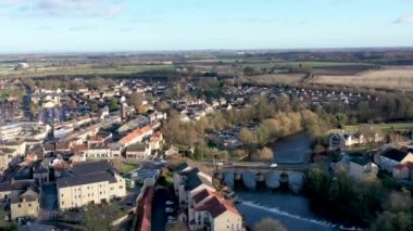 İngiltere 'nin Batı Yorkshire' daki Wetherby şehir merkezinin hava görüntüleri, Wharfe Nehri 'ni kasaba merkezine giden küçük köprüden geçen trafiği gösteriyor..
