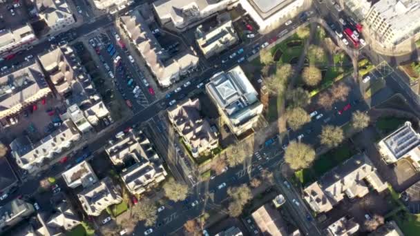 英国のハロゲートの町の中心部の空中映像は 道路やパスと一緒に町の中心部の建物やビジネスを示す ノースヨークシャーの町とハロゲート駅 — ストック動画