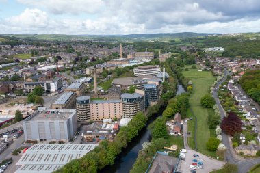 Bradford, Batı Yorkshire 'daki tarihi Shipley kasabasının insansız hava aracı fotoğrafı, nehir kıyısındaki apartman binalarının yenilenmiş halini gösteriyor.